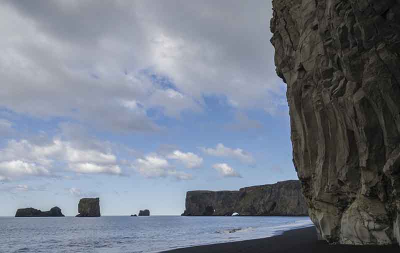 Islandia 122 - reserva natural de Dyrholaey - acantilados de Dyrholaey y playa de Kirkjufjara.jpg